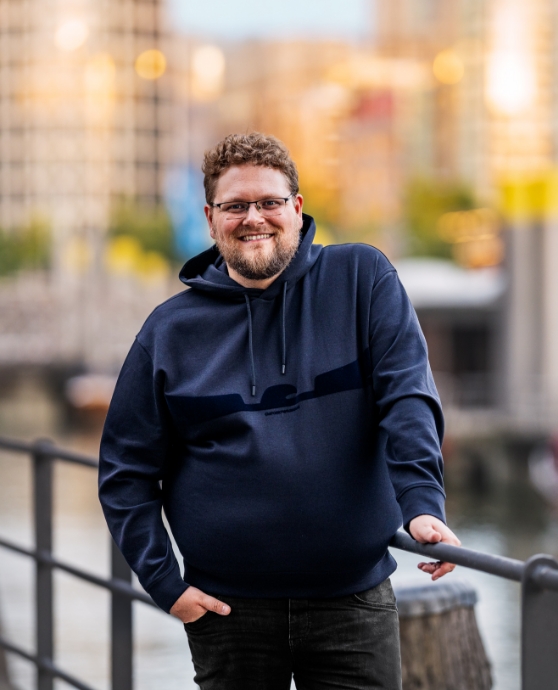 Portrait von Steuerberater Phillip Feuer am Fluss