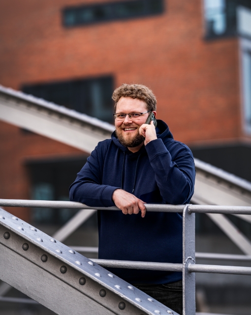 Foto von Steuerberater Philipp Feuer beim telefonieren